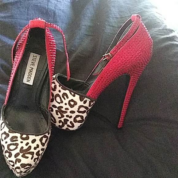 Selling some Steve Madden heels size 6 never been - Picture 2 of 4